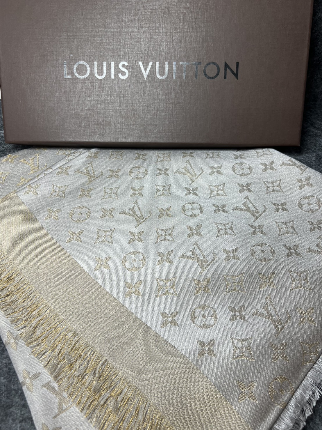 ヴィトンのショールを買取させていただきました！！