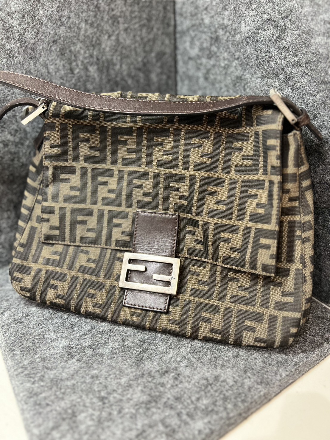 FENDI フェンディ ズッカ柄 FFモノグラム ショルダーバッグ買い取らせていただきました