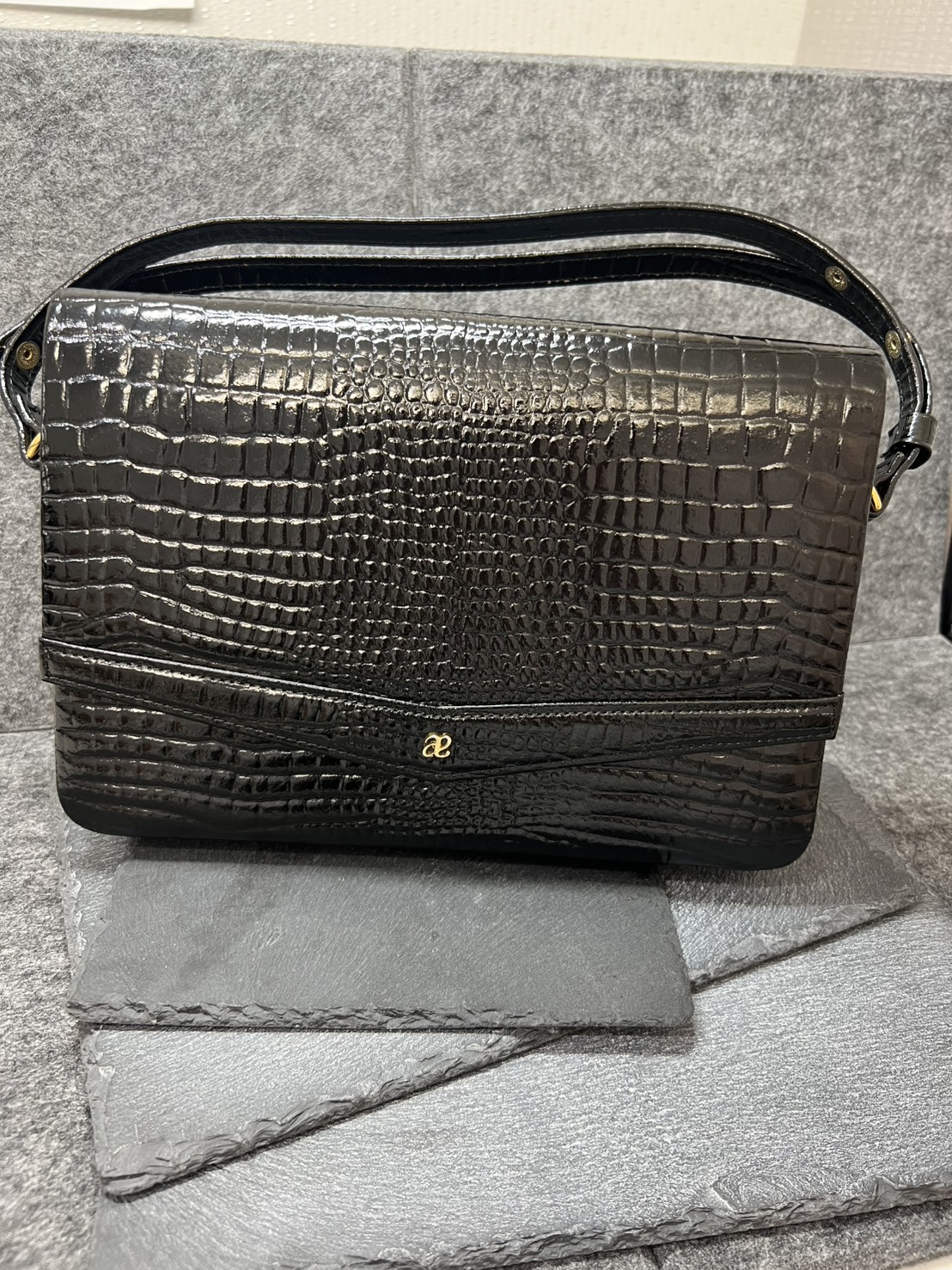 クロコダイル型押し レザーショルダーバッグ買い取らせていただきました